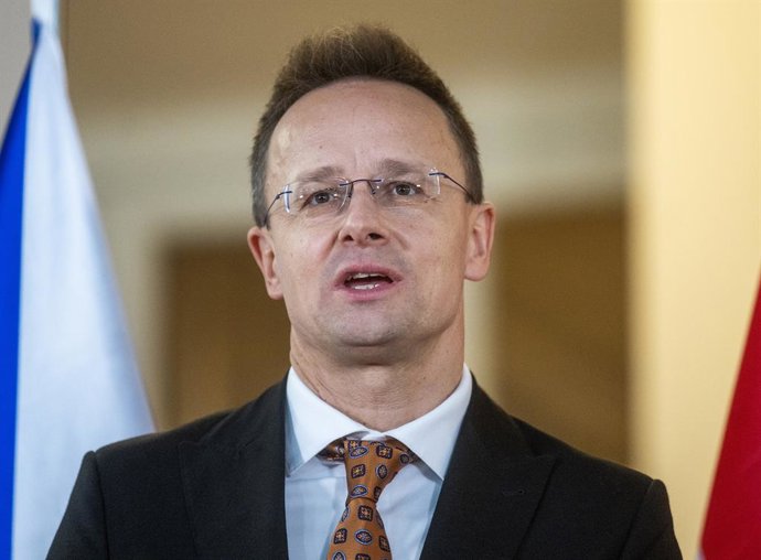 Archivo - 19 January 2026, Czech Republic, Prague: Hungarian Foreign Minister Peter Szijjarto speaks during a press conference with his Czech counterpart Petr Macinka after their meeting. Photo: íhová Michaela/CTK/dpa