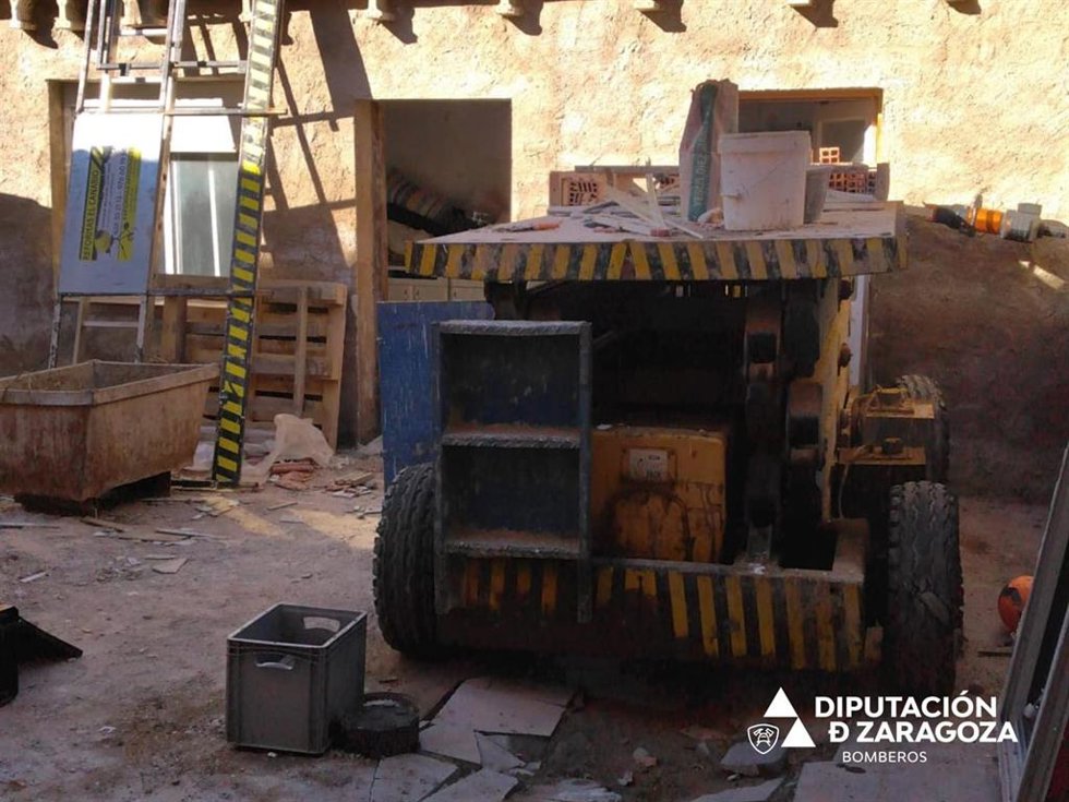 Muere un trabajador de la construcción en Calatorao (Zaragoza) atrapado entre pared y plataforma elevadora.