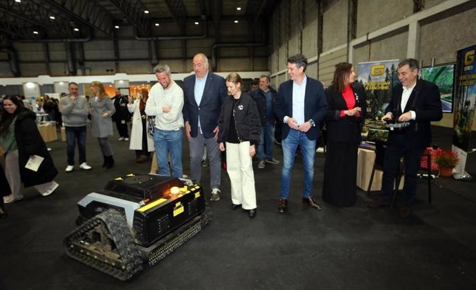 El conselleiro y la presidenta de la Diputación durante su visita al Pazo de Feiras.