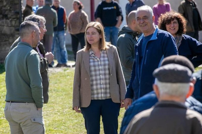 La consejera de Agricultura, Ganadería, Mundo Rural y Medio Ambiente, Noemí Manzanos, junto con la directora general de Agricultura y Ganadería, María Jesús Miñana, asiste al tradicional sorteo de novillas