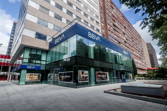 Archivo - Una sucursal del BBVA.