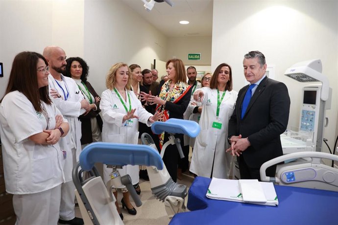 El consejero de Sanidad, Presidencia y Emergencias, Antonio Sanz, en los nuevos paritorios del Hospital de la Merced en Osuna. 