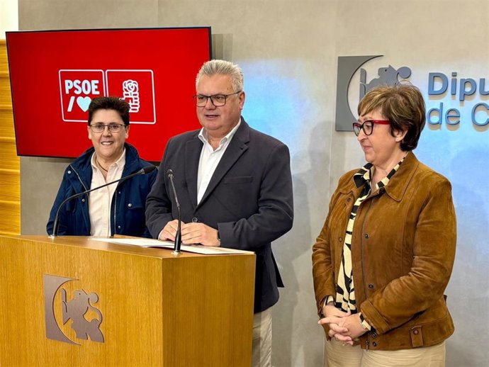 El portavoz del PSOE en la Diputación, Esteban Morales, entre Marifé Muñoz (izda.) y Paqui Carmona, en una rueda de prensa en el Palacio de la Merced.