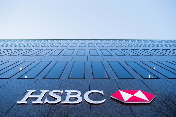 Archivo - FILED - 13 February 2017, Duesseldorf: The logo of the HSBC Bank is pictured on the facade of a bank branch in Duesseldorf. The European Union's General Court annulled a fine against HSBC on Tuesday, but largely upheld a finding from 2016 that t