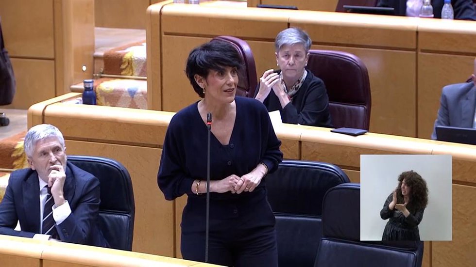 Elma Saiz denuncia que los "insultos" del PP han provocado que se cambie de siti