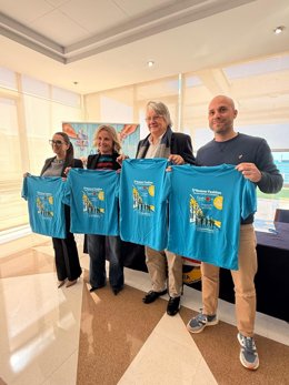 Presentación de la camiseta de la V Runner Fashion Carrera Azul por el Autismo en Almería.
