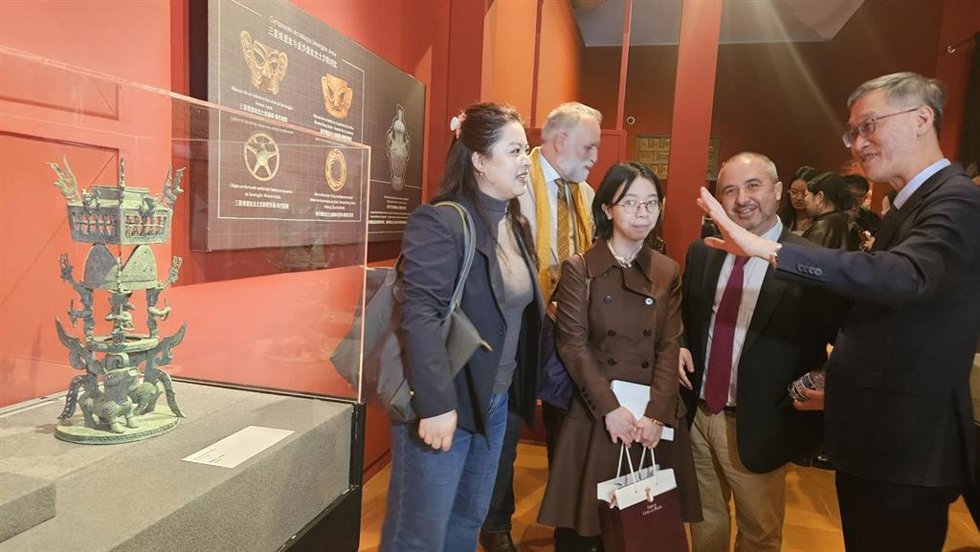 Inauguración de la exposición en el Palacio del Infantado.