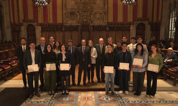 Amics del País destina entrega becas y un premio para fomentar la investigación y la igualdad de oportunidades