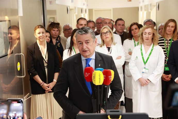 El consejero de Sanidad, Presidencia y Emergencias, Antonio Sanz,  atiende a los medios tras la inauguración de los nuevos paritorios del Hospital de la Merced en Osuna. 