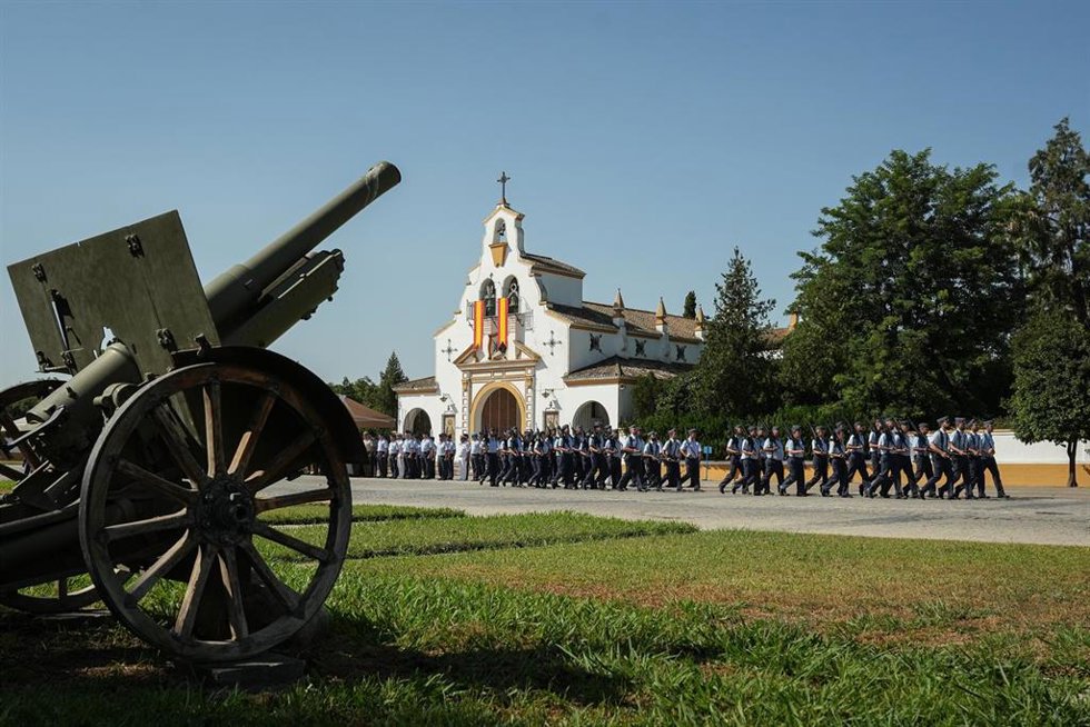 Archivo - Militares desflando