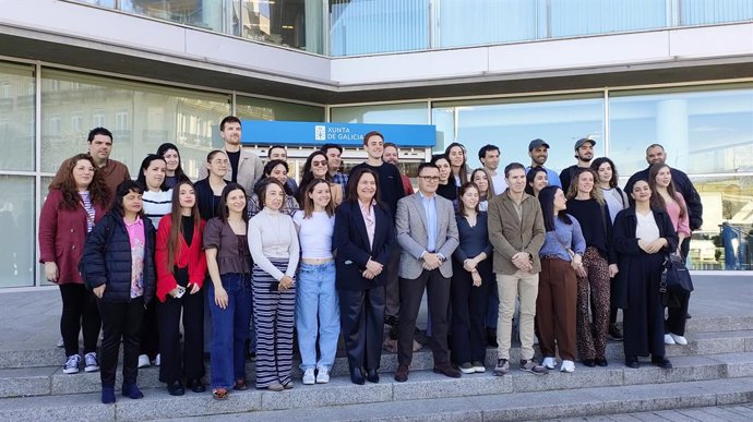 El conselleiro de Emprego, Comercio e Emigración, José González, con estudiantes de posgrado beneficiarios del programa BEME (Bolsas de Excelencia Mocidade Exterior).