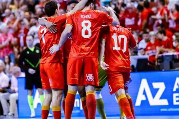 Varios futbolistas del Jimbee Cartagena celebran un gol.