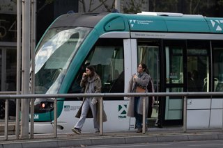 Archivo - Arxivo - Diverses persones surten d'un tramvia, a 13 de desembre de 2024, a Barcelona, Catalunya (Espanya).