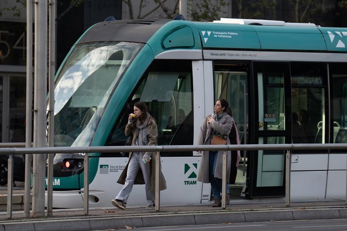 Archivo - Arxivo - Diverses persones surten d'un tramvia, a 13 de desembre de 2024, a Barcelona, Catalunya (Espanya).