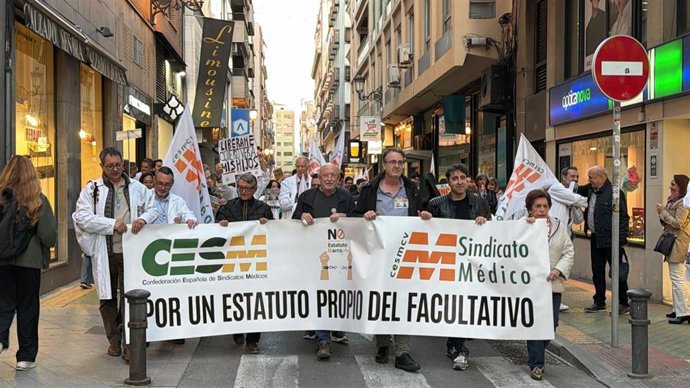 Médicos se manifiestan en Alicante para pedir un estatuto marco propio