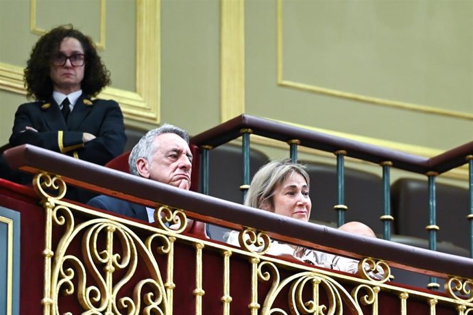 Marisol Burón, madre de la joven asesinada Marta Calvo; y el presidente de la Asociación Marta Calvo, Marino Navarro; en la tribuna de invitados durante una sesión plenaria en el Congreso de los Diputados, a 17 de marzo de 2026, en Madrid (España).