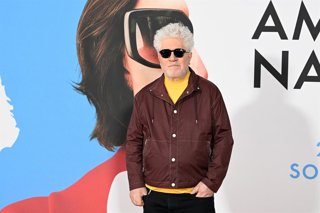 Pedro Almodóvar en el photocall de la presentación de la película 'Amarga Navidad', a 17 de marzo de 2026, en Madrid (España). La película narra la estrecha relación entre realidad y ficción, entre la inspiración y la vida, planteando el debate sobre los 
