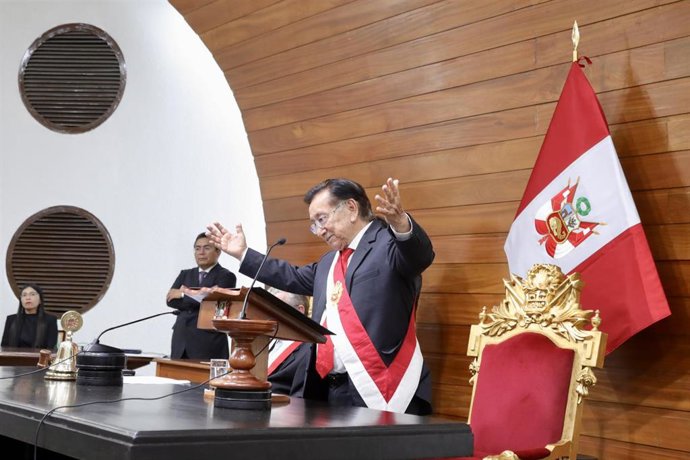 El presidente de Perú, José Balcazar, durante su investidura