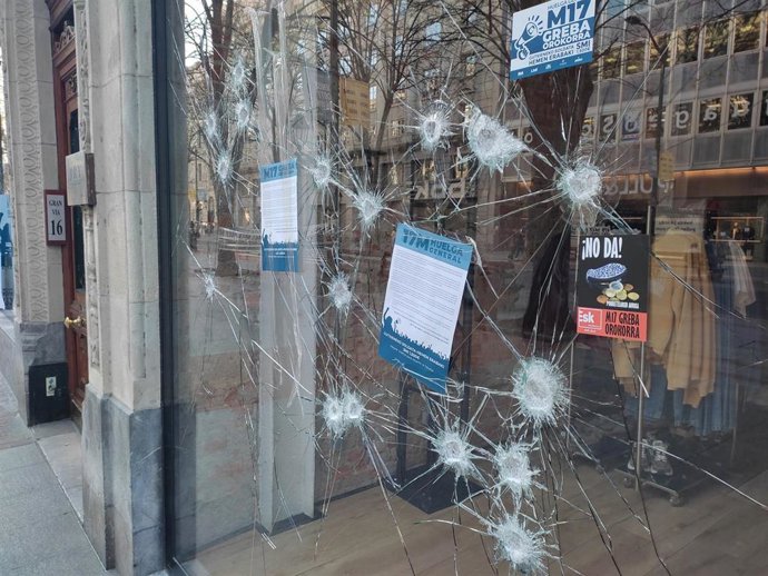 Destrozos provocados en un comercio de Bilbao durante la huelga general convocada por sindicatos abertzales