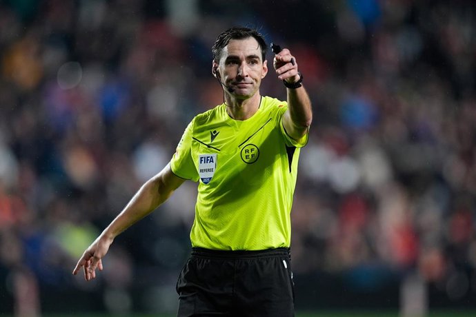 Archivo - Referee Ricardo de Burgos Bengoetxea gestures during the Spanish League, LaLiga EA Sports, football match played between Rayo Vallecano and Real Betis Balompie at Estadio de Vallecas on December 15, 2025, in Madrid, Spain.