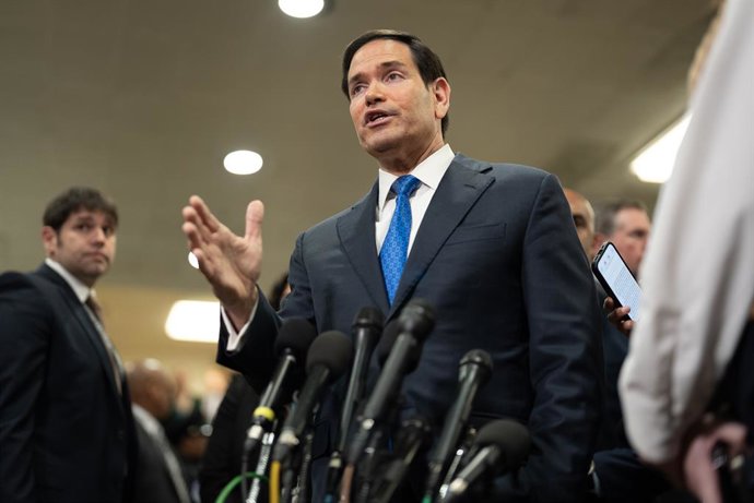 3 de março de 2026, Washington, Distrito de Columbia, EUA: O secretário de Estado MARCO RUBIO conversa com repórteres no corredor do Senado, no Capitólio dos EUA, em Washington, D.C., em 3 de março de 2026. Rubio respondeu a perguntas sobre os ataques dos