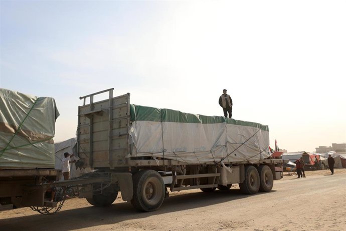 Archivo - Camiones en el cruce de Kerem Shalom hacia la Franja de Gaza