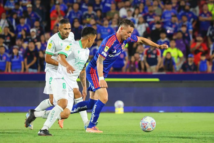 Futbol, Universidad de Chile vs Audax Italiano Fecha 1, Liga de primera 2026. El jugador de Universidad de Chile Octavio Rivero, derecha, disputa el balon contra Marco Collao de Audax Italiano durante un partido de la liga de primera disputado en el