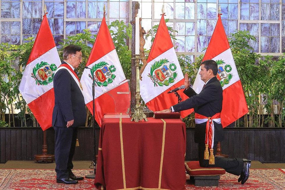 El hasta ahora ministro de Defensa de Perú, Luis Arroyo, presta juramento como nuevo primer ministro, en presencia del presidente del país, José Balcázar