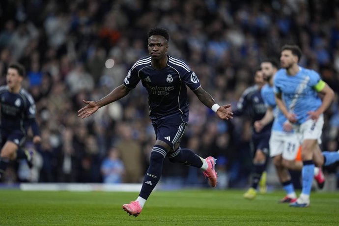 Vinicius Júnior, do Real Madrid CF, comemora um gol durante a partida de volta das oitavas de final da Liga dos Campeões da UEFA 2025/26 entre o Manchester City e o Real Madrid CF, no Etihad Stadium, em 17 de março de 2026, em Manchester, Inglaterra.