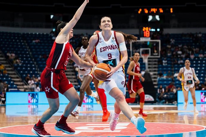 Helena Pueyo intenta entrar a canasta en el España-Estados Unidos del Premundial de San Juan