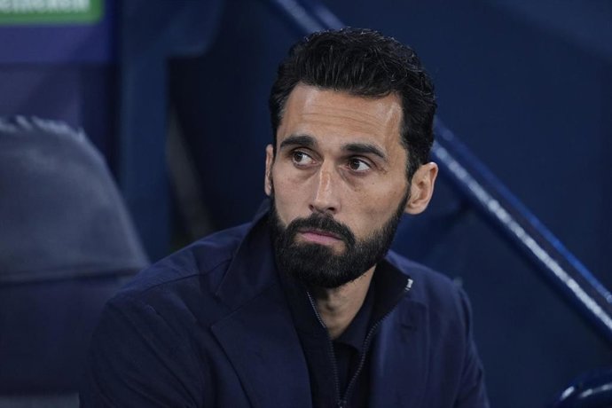 El entrenador del Real Madrid, Álvaro Arbeloa, ante el Manchester City en la Champions 2025-26.