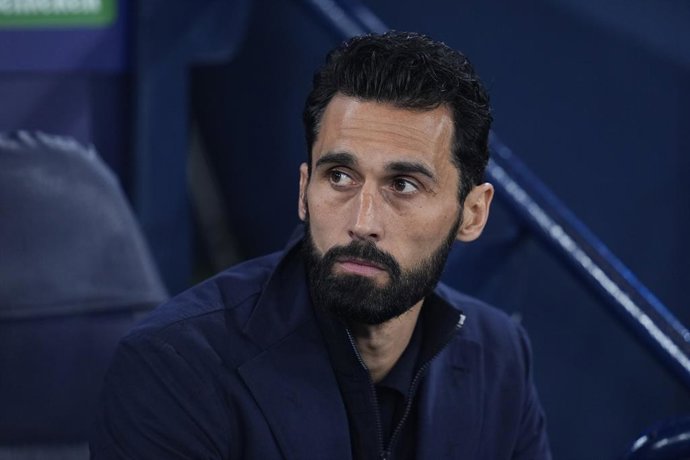 Álvaro Arbeloa, técnico do Real Madrid, observa durante a partida de volta das oitavas de final da Liga dos Campeões da UEFA 2025/26 entre o Manchester City e o Real Madrid C.F., no Etihad Stadium, em 17 de março de 2026, em Manchester, Inglaterra.