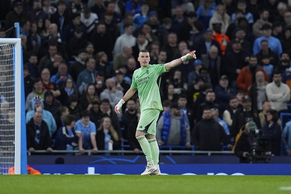 El portero del Real Madrid Andriy Lunin, ante el Manchester City en la Champions 2025-26.