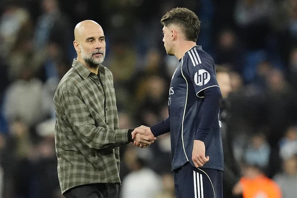 Pep Guardiola felicita a Fede Valverde tras el Manchester City-Real Madrid de la vuelta de octavos de la Liga de Campeones 25-26
