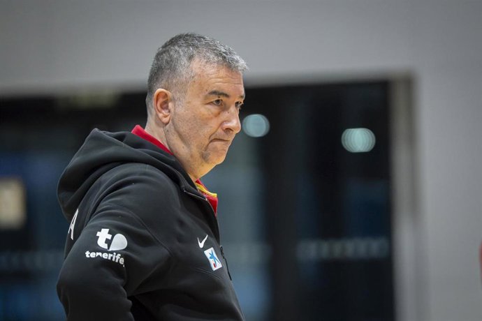 El seleccionador nacional de baloncesto femenino Miguel Méndez