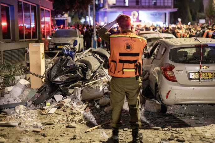 18 March 2027, Israel, Ramat Gan: Israeli police officers and first responders work the scene of an apartment building on Tel Aviv's outskirts, struck by an Iranian missile. Photo: Oren Ziv/dpa