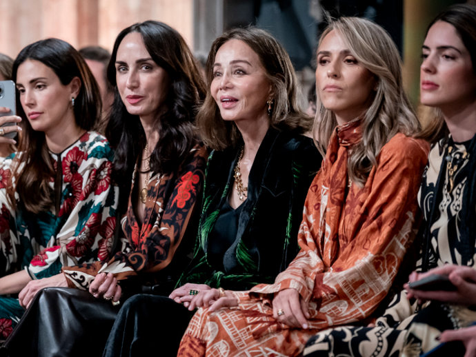 Isabel Preysler (3d) durante el desfile de Johanna Ortiz que abre la próxima edición de la Mercedes-Benz Fashion Week Madrid, a 17 de marzo de 2026, en Madrid (España). Ortiz, figura clave de la moda latinoamericana, abre el calendario oficial de la pasar