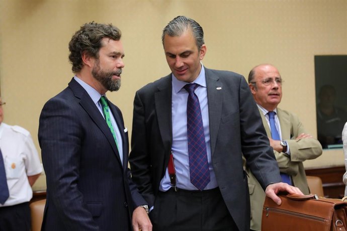 Archivo - (Foto De ARCHIVO) Iván Espinosa De Los Monteros (1I) Y Javier Ortega Smith (2I) En El Congreso.