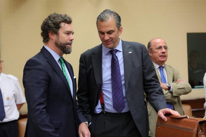 Archivo - Arquivo - (Foto de ARQUIVO) Iván Espinosa de los Monteros (1i) e Javier Ortega Smith (2i) no Congresso.