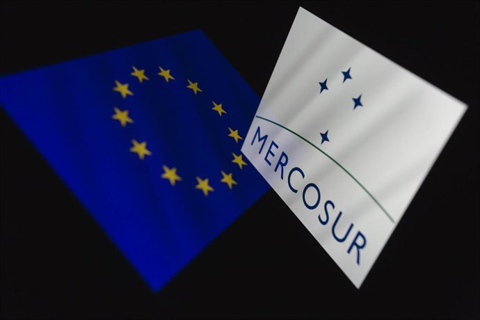 Archivo - Banderas de la Unión Europea y Mercosur