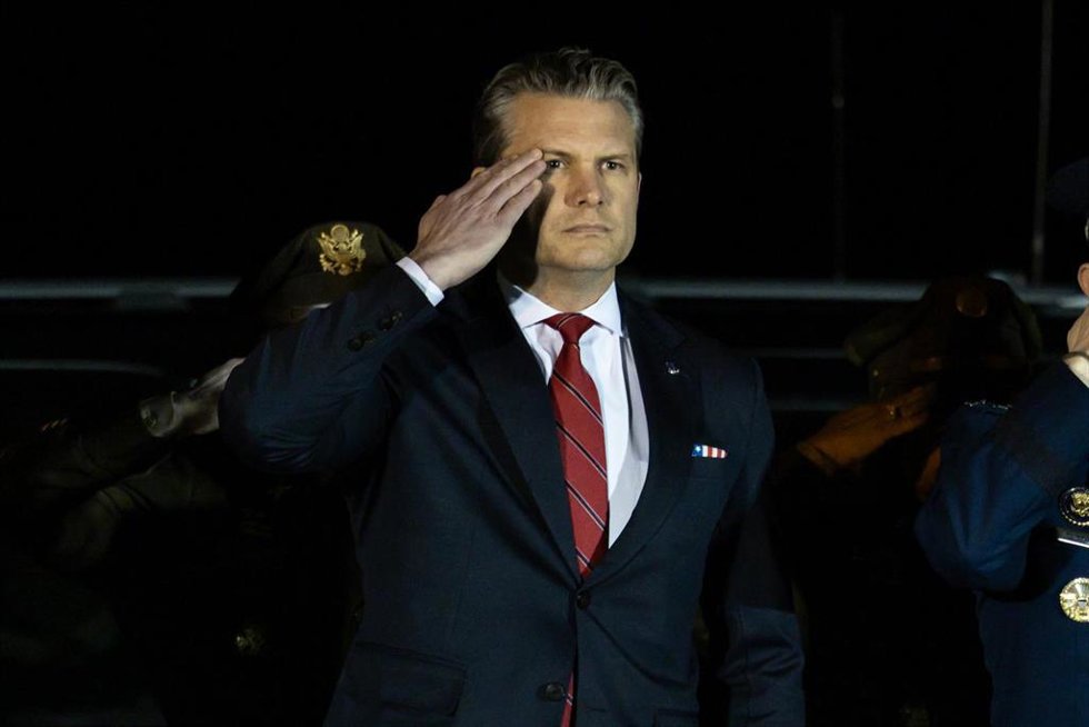 El secretario de Defensa de EEUU, Pete Hegseth, en un acto por la muerte de militares estadounidenses en la guerra con Irán celebrado en la base militar Príncipe Sultán, en Arabia Saudí