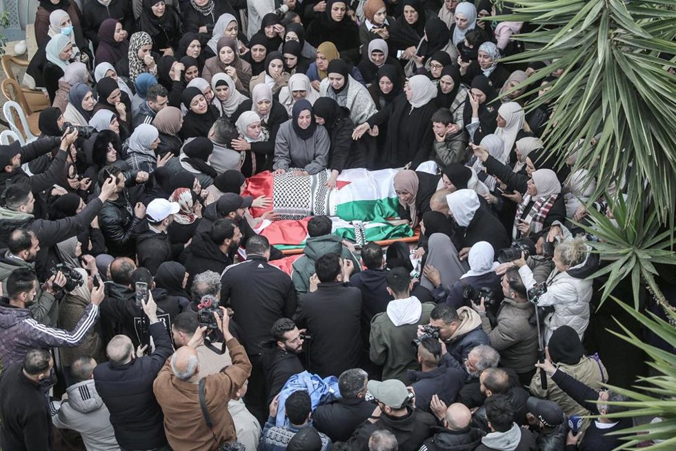 Familiares y allegados de los dos padres y dos menores asesinados en Tammun, Cisjordania, por el Ejército de Israel velan los cuerpos de las cuatro víctimas mortales