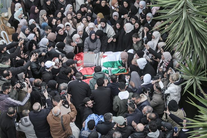 15 de março de 2026, Vale do Jordão, Cisjordânia, Palestina: (NOTA DO EDITOR: A imagem contém conteúdo explícito)..Palestinos, parentes e amigos compareceram ao funeral dos quatro membros da família Awda que foram mortos dentro de seu carro após as forças