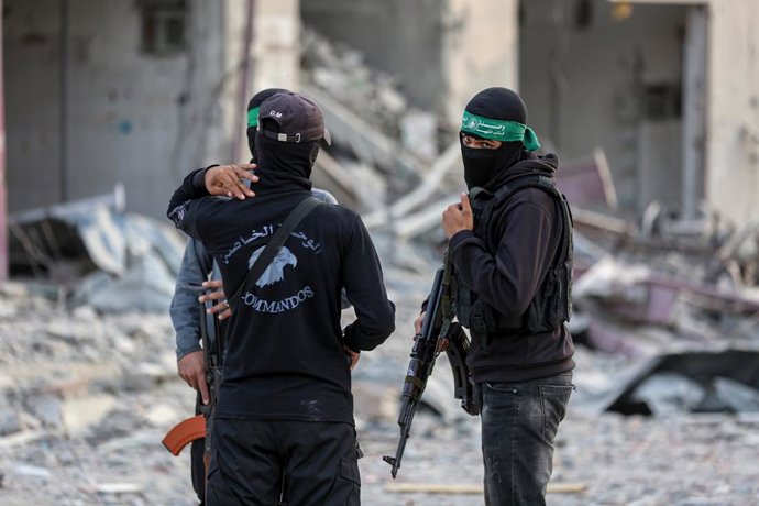 Archivo - 04 November 2025, Palestinian Territories, Gaza City: Members of Hamas militants stand as they search for the bodies of Israeli hostages in the rubble in Gaza City with members of the International Committee of the Red Cross (ICRC). Photo: Omar 