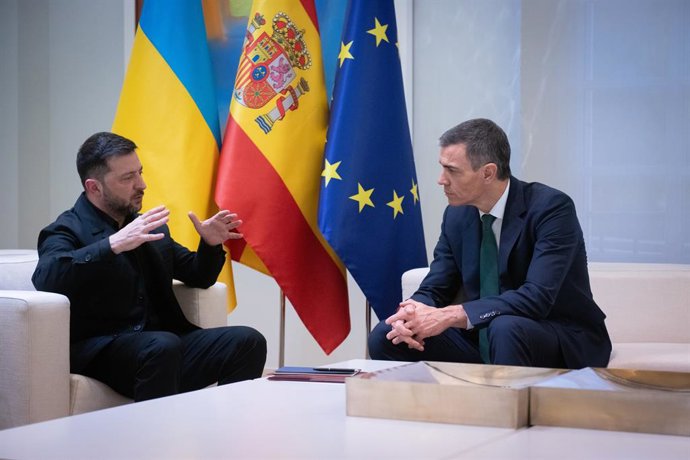 Archivo - Arquivo - O presidente do Governo, Pedro Sánchez (à direita), se reúne com o presidente da Ucrânia, Volodímir Zelenski (à esquerda), no Palácio da Moncloa, em 18 de novembro de 2025, em Madri (Espanha). Durante sua visita à Espanha, o presidente