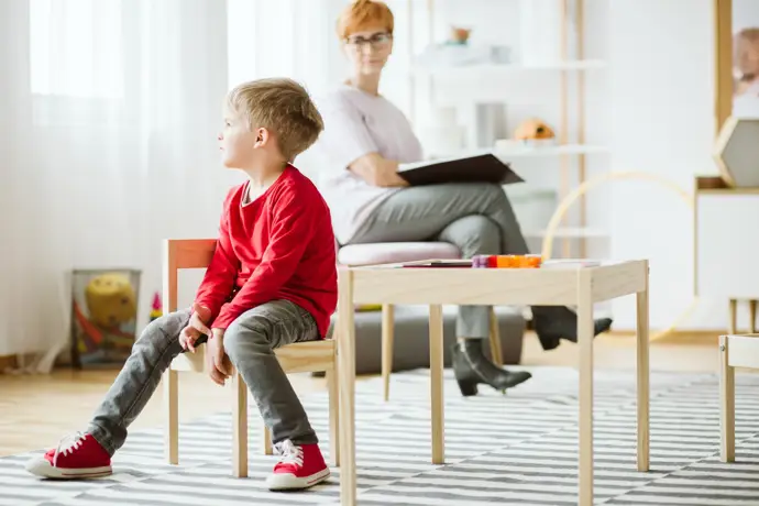 Niño en la consulta del terapeuta. - KATARZYNABIALASIEWICZ/ISTOCK - Archivo