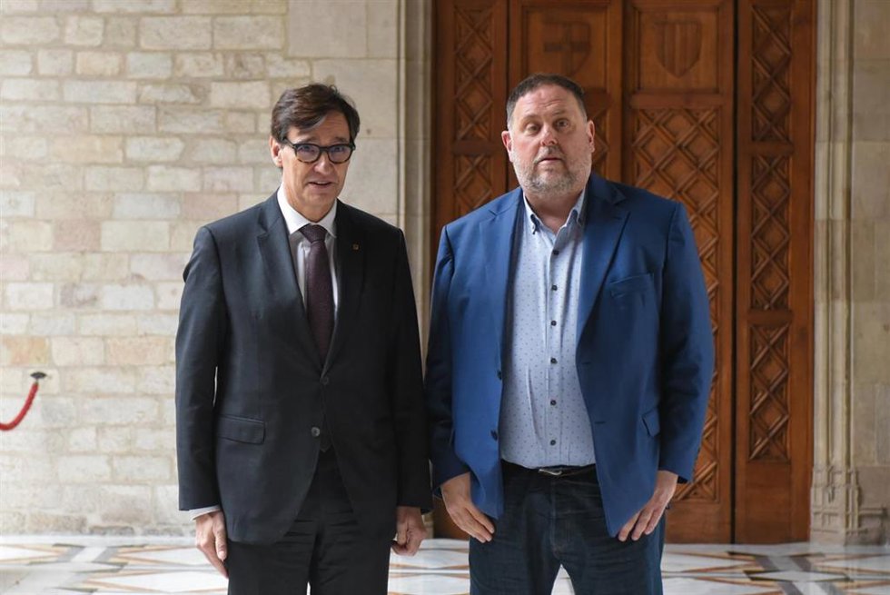 Archivo - El presidente de la Generalitat, Salvador Illa (i), y el presidente de ERC, Oriol Junqueras (d)