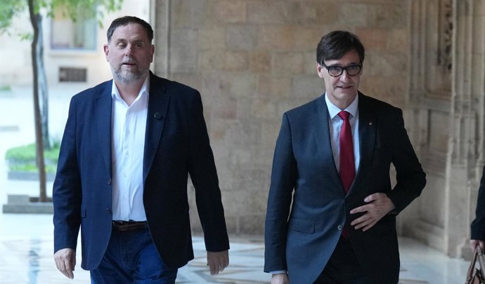 Archivo - El president de la Generalitat de Catalunya, Salvador Illa (d) y el presidente de ERC, Oriol Junqueras (i)