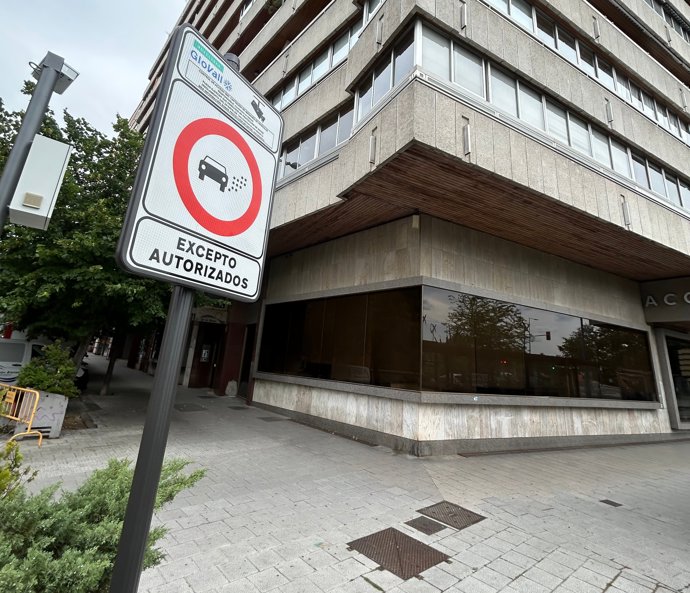 Señal que informa de la restricción de acceso a la zona de bajas emisiones en el centro de Valladolid (calle 20 de febrero).