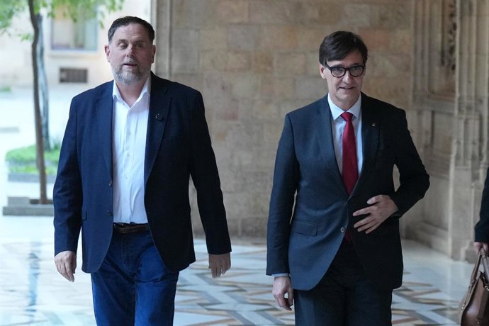 O presidente da Generalitat da Catalunha, Salvador Illa (à direita), e o presidente do ERC, Oriol Junqueras (à esquerda), ao chegarem ao evento de inauguração do “Any Josep Irla”, no Palau da Generalitat, em 10 de março de 2026, em Barcelona, Catalunha (E